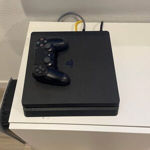 PlayStation 4 Slim 1TB (CUH-2215B)